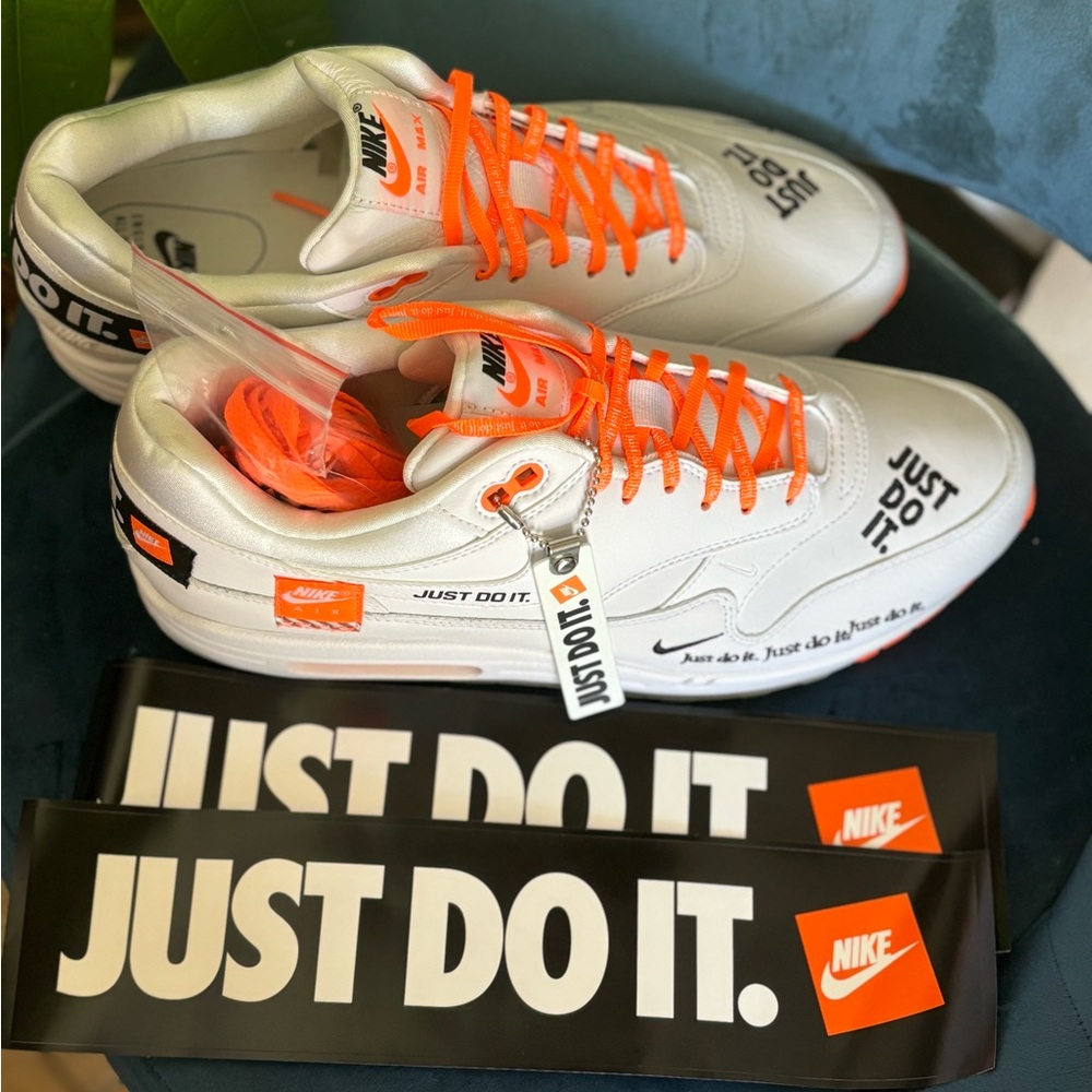 Never Worn: Mens Orange and White Nike Sneakers